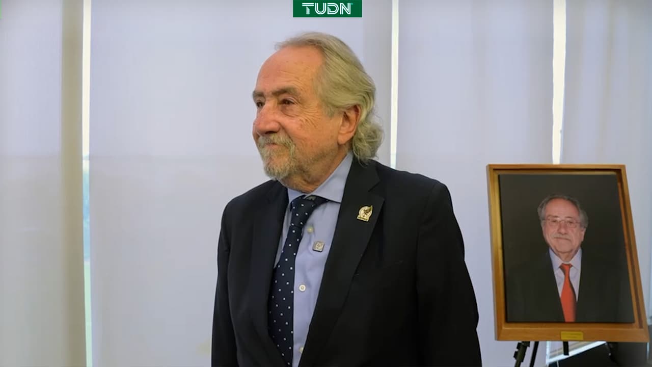 FMF homenajea a Decio de María por su desarrollo en el futbol mexicano