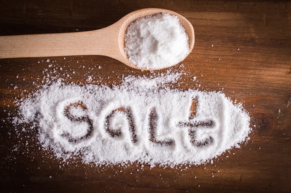 El poder de la sal proviene en parte de su estructura cristalina y además porque es sin duda el cristal más fácil de conseguir en la naturaleza. Sus propiedades ayudan a canalizar la energía por el interior de nuestro cuerpo, pues actúa como conductora de la energía que fluye no sólo por nuestro organismo sino por nuestro entorno, como nuestro hogar, por ejemplo.