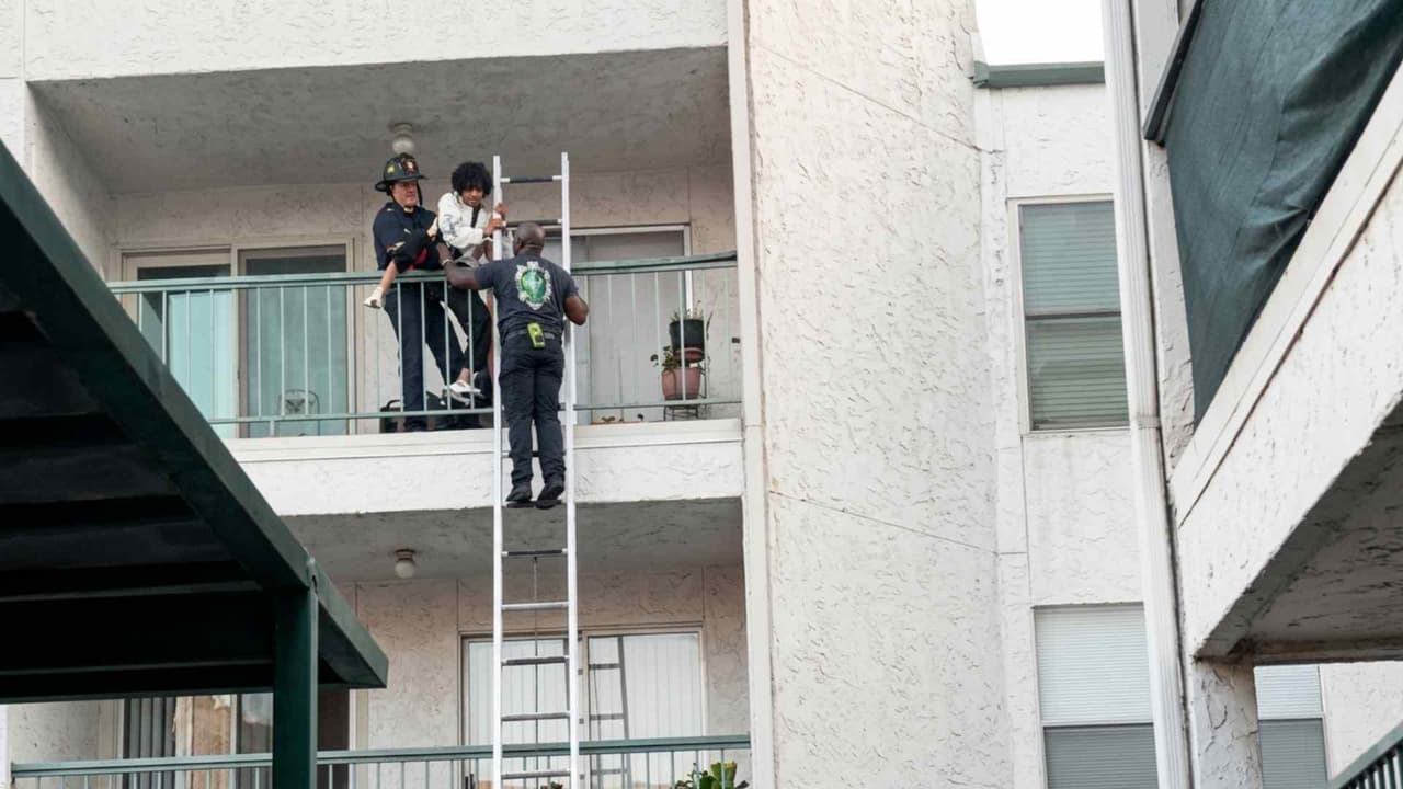 Rescatan a unas 20 personas tras incendio en complejo de apartamentos de Houston