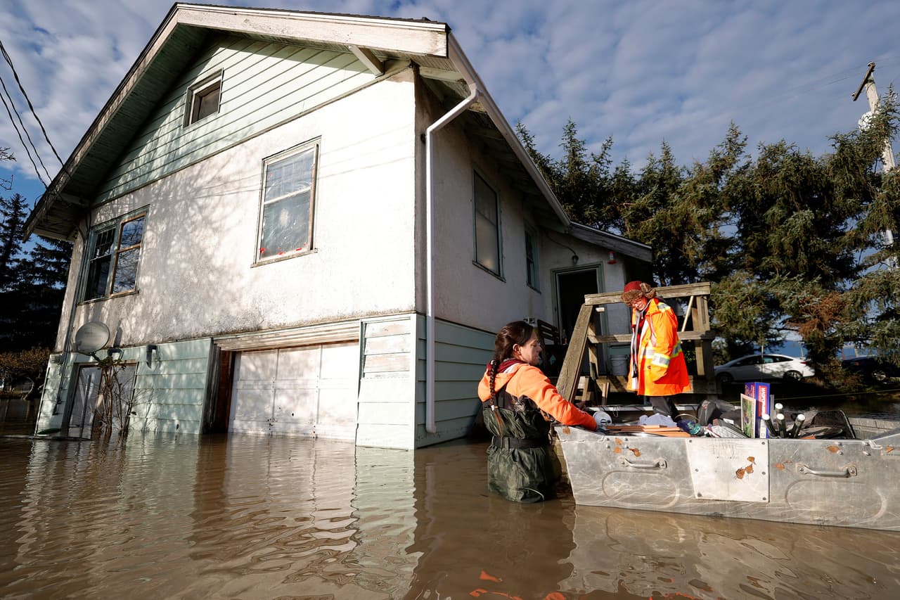 <b>Excepcionales inundaciones en la frontera entre EEUU y Canadá </b>
<br>
<br>Residentes de Abbotsford, Columbia Británica (Canadá) sacan sus pertenencias tras la inundación el 21 de noviembre.
<br>
<br>Las abundantes lluvias que recibió el estado de Washington y su vecino canadiense, Columbia Británica, causaron inundaciones que obligaron a miles a huir de sus hogares.
<a href="https://www.univision.com/noticias/estados-unidos/rio-atmosferico-tormenta-inundaciones-lluvias-rios-desbordados-evacuacion-estados-unidos-canada-fotos"><u>Fueron provocadas por un río atmosférico</u></a>, una enorme columna de humedad que se extiendió sobre la costa del Pacífico norte.