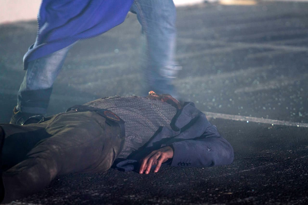 Al ver tendido el cuerpo de su jefe, corrieron a rescatarlo.