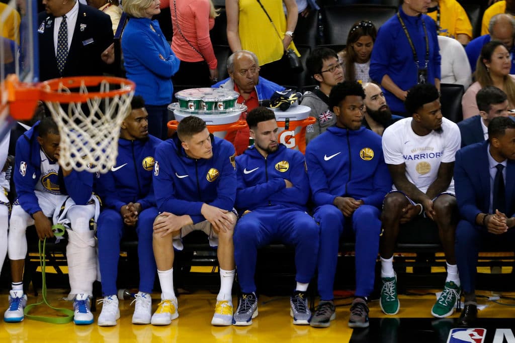 Minutos antes de que arrancara el partido Klay Thompson, quien salió lastimado en el tercer cuarto del segundo partido, recibió la noticia de que no estaría disponible para jugar un solo minuto en el tercer duelo.