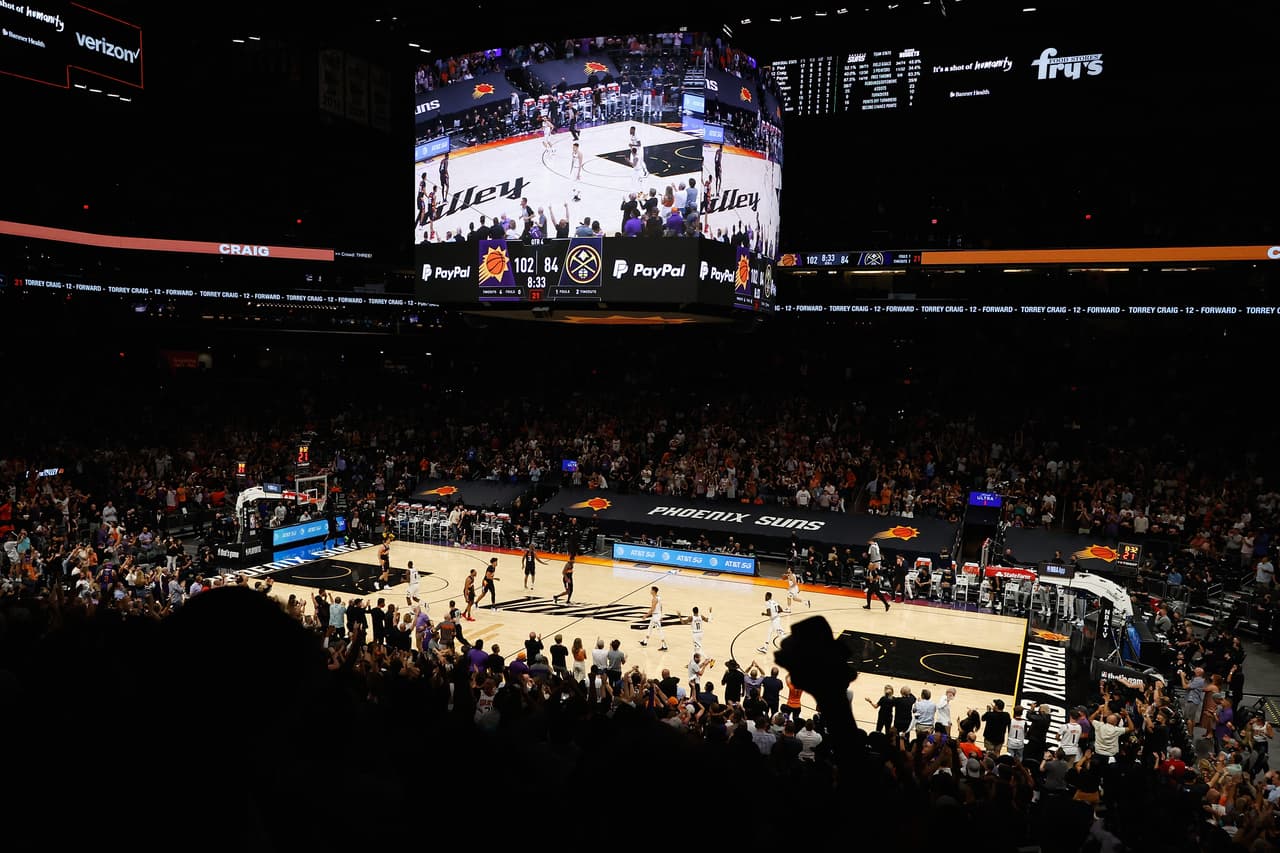 <h3 class="cms-H3-H3">Información sobre Phoenix Arena </h3>
<br>
<br>
<b>Las opciones de pago de débito y crédito seguirán siendo aceptadas en las concesiones y en la tienda del equipo</b>. Sin embargo, la franquicia alienta a los fanáticos que descarguen la aplicación de los Suns ya que ahí podrán: guardar/comprar sus boletos para el juego y podrán utilizar la aplicación como método de realizar compras en el Phoenix Arena. 
<b><a href="https://www.nba.com/suns/mobile/app" target="_blank">Haga clic aquí </a></b>para descargar la aplicación Suns.
<br>
<br>Para más información puede visitar: 
<a href="https://www.nba.com/suns/ticket-central" target="_blank"><b>nba.com/suns/ticket-central</b></a>
<br>