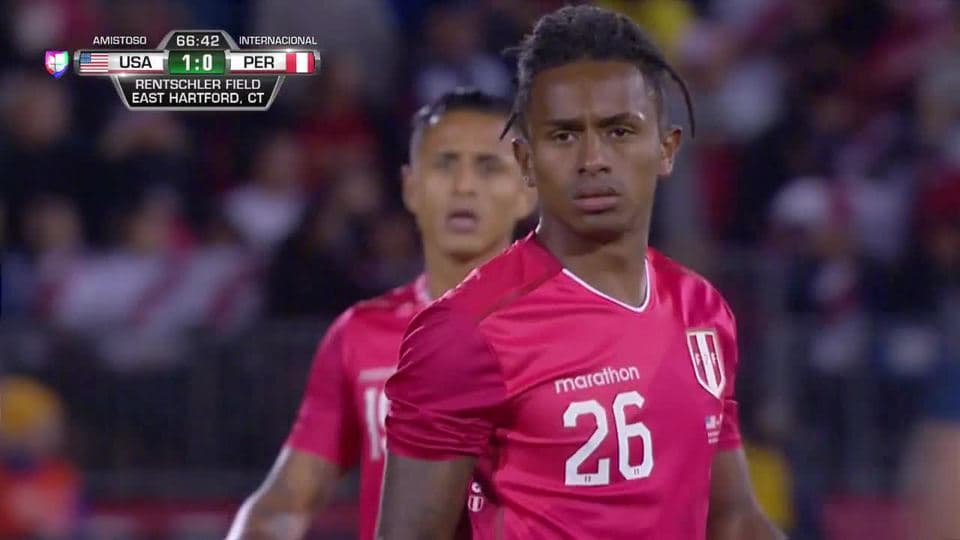 Tiro desviado de Yordy Reyna