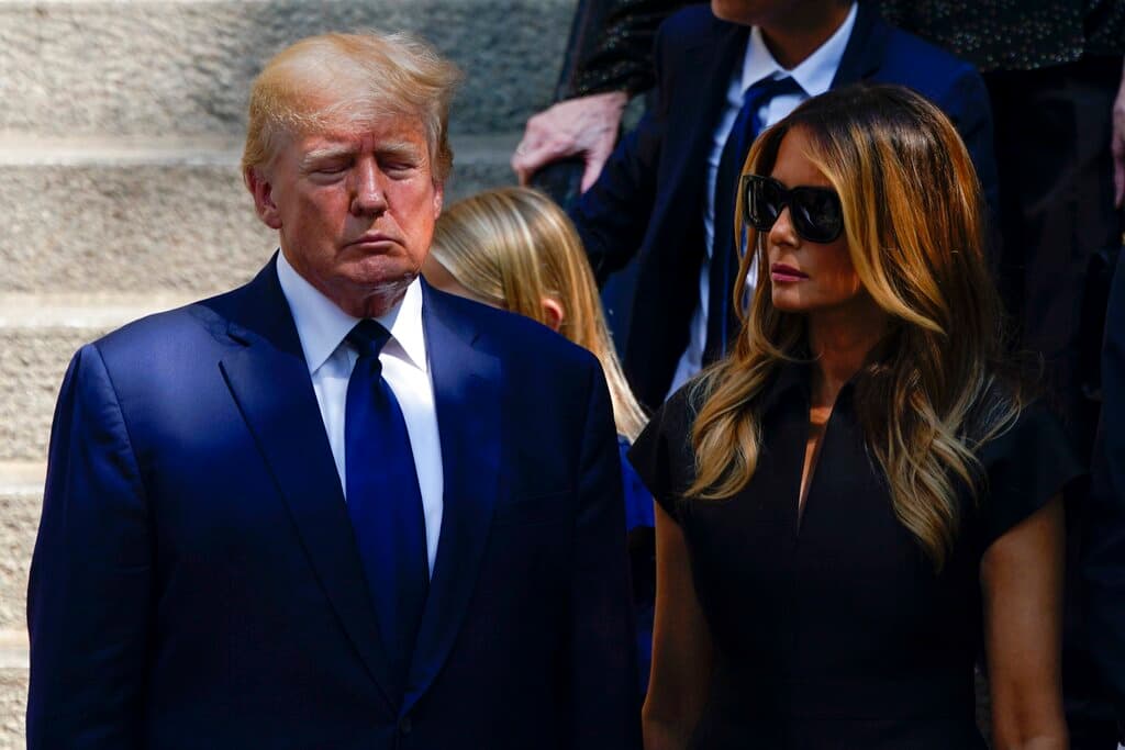 “Un día muy triste, pero al mismo tiempo una celebración de una vida maravillosa y hermosa”, escribió en su plataforma de redes sociales, Truth Social, antes de que el expresidente, la exprimera dama Melania Trump y su hijo Barron se dirigieran a los funerales.