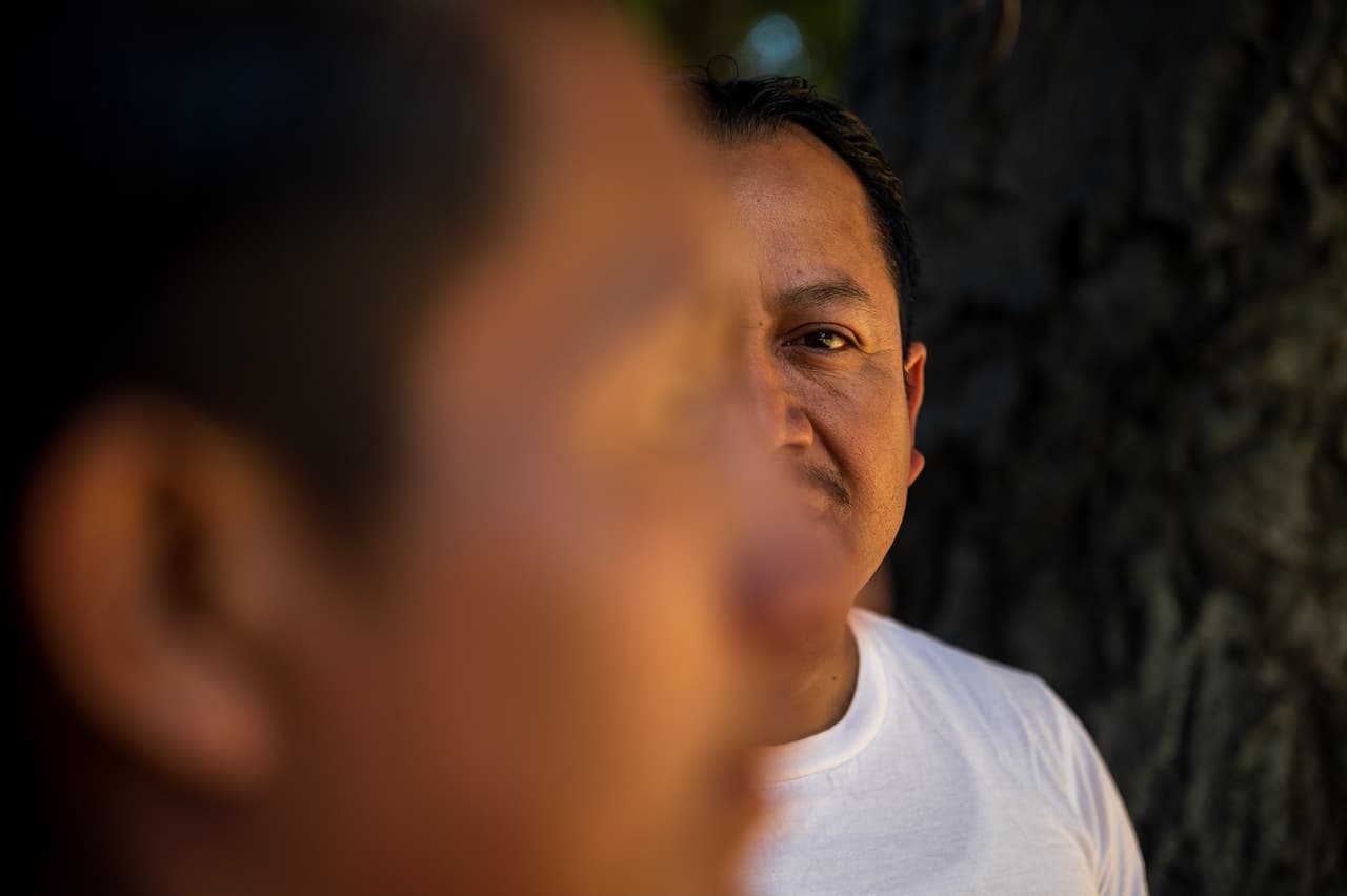 Al fondo, Miguel Velásquez, y al frente su hijo Edgar el 5 de agosto de 2023.
