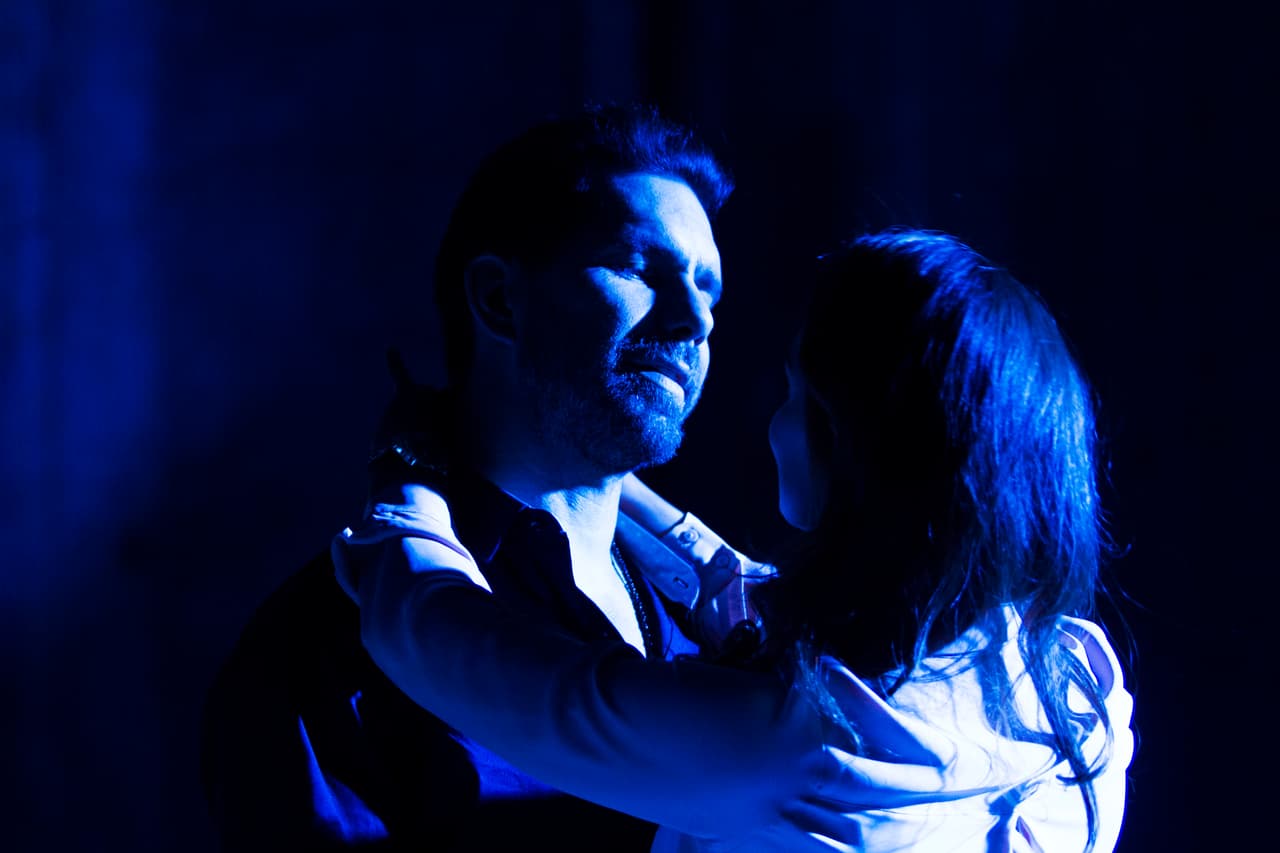 John y Sonia comenzaron a vivir una intensa noche de pasión.