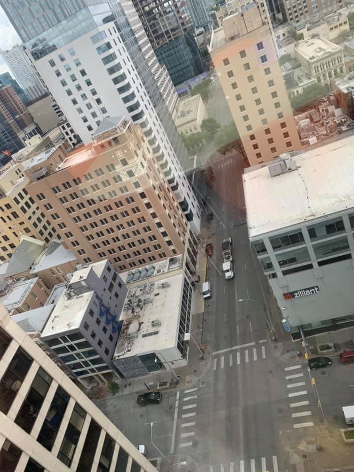 Ante la preocupación por el impacto del coronavirus en los trabajos, el gobernador de Texas, 
<a href="https://www.univision.com/local/austin-kakw/esta-es-la-manera-que-puedes-solicitar-seguro-de-desempleo-en-texas">Greg Abbott, informó que removió el periodo de espera de 10 días </a>q ue generalmente está vinculado a los 
<a href="https://www.univision.com/local/austin-kakw/lista-de-recursos-para-personas-afectadas-economicamente-por-situacion-del-coronavirus-en-austin-fotos">beneficios de desempleo</a>.