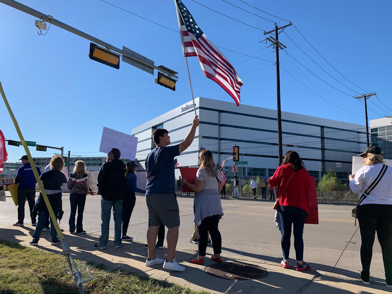 Southwest Airlines fijó el 8 de diciembre como fecha limite para que los empleados se vacunen contra el coronavirus bajo el mandato federal de vacunación.
<br>