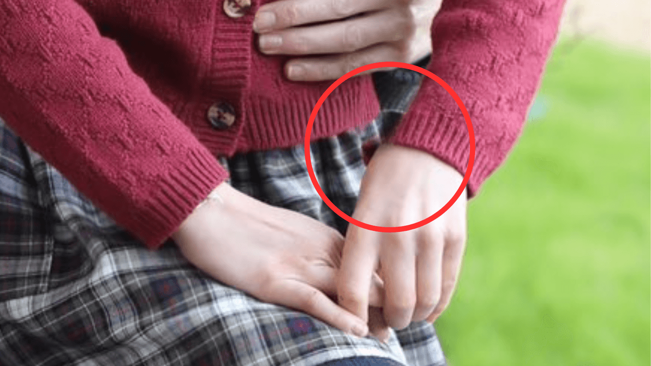 Detalle de la foto publicada por el Palacio de Kesington el domingo, en que se aprecia la supuesta inconsistencia en la alineación de la mano de la princesa Charlotte, mencionada por la agencia AP.