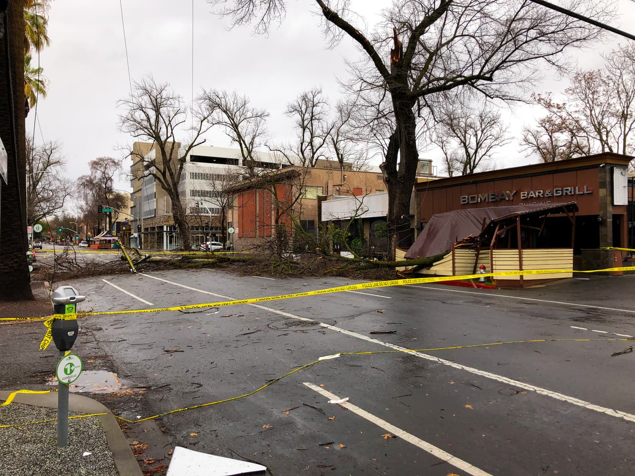 Los negocios de las comunidades del norte de California vieron sus carpas e instalaciones para servir afuera destrozadas.