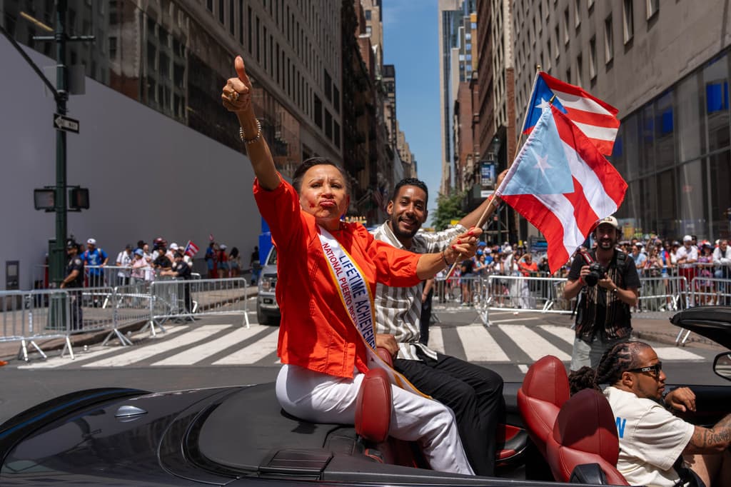 La congresista 
<b>Nydia Velázquez se retira en diciembre</b> y su trayectoria fue reconocida en esta edición 69 del Desfile Nacional Puertorriqueño en Nueva York. A su lado estuvo 
<b>Antonio Reynoso</b>, presidente del condado de Brooklyn y de origen dominicano. Él asegura que está listo para 
<b><a href="https://www.univision.com/noticias/estados-unidos/nydia-velazquez-congresista-democrata-presenta-iniciativa-para-que-trump-no-ataque-cuba-sin-aprobacion-del-congreso" target="_blank">darle continuidad a la obra de Velázquez en el Congreso</a></b>.