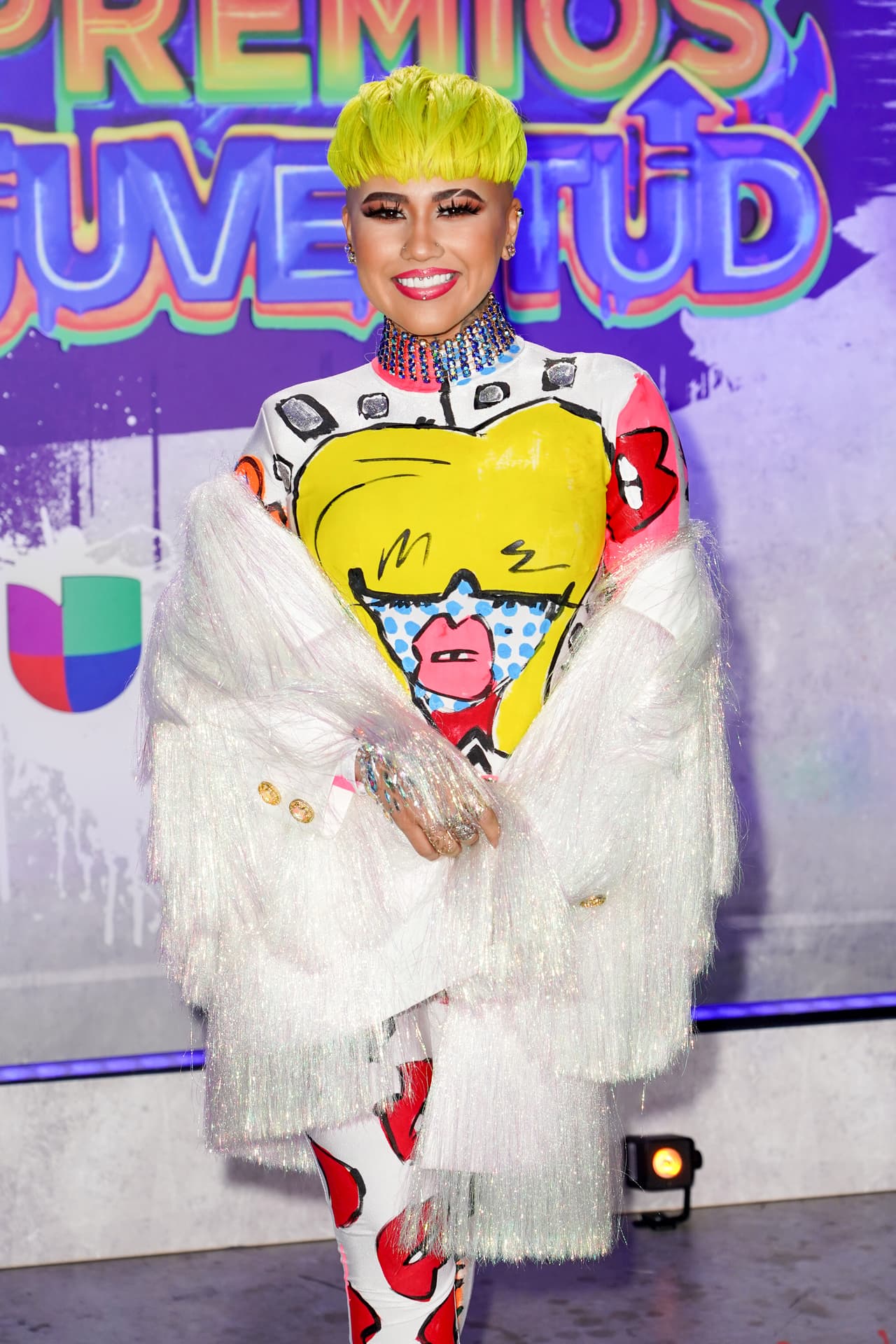 Elysanij impactó durante su paso porl a alfombra de Premios Juventud con un enterizo con reminiscencias al pop art.