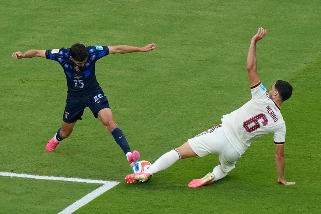 Juan Manuel Sanabria, de Uruguay, logra sacarle un balón a Mikel Merino en los linderos de su área.