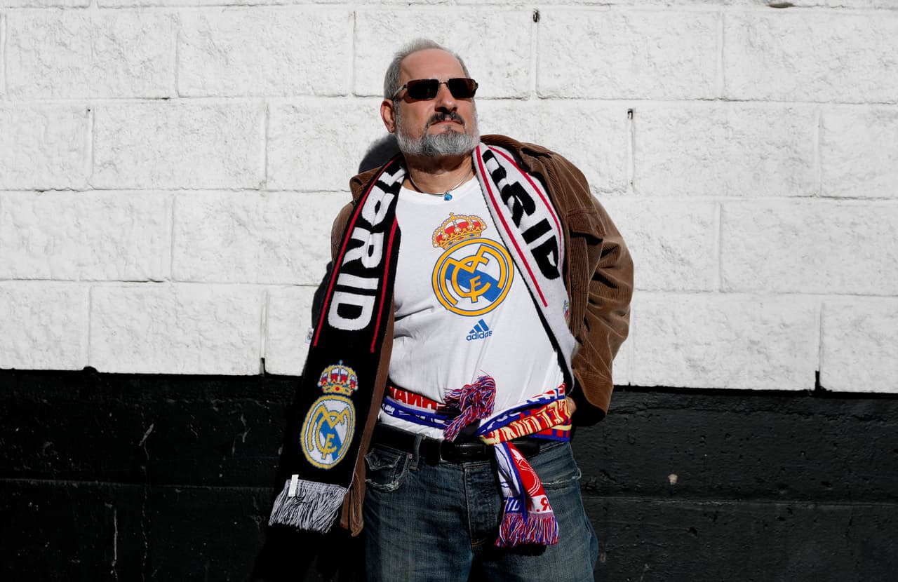 Madrileños, catalanes, extranjeros, en familia, con amigos, todos llegaron con el buen ánimo al estadio de Chamartín para vivir un Clásico Real Madrid-Barcelona más en la previa de la Navidad.