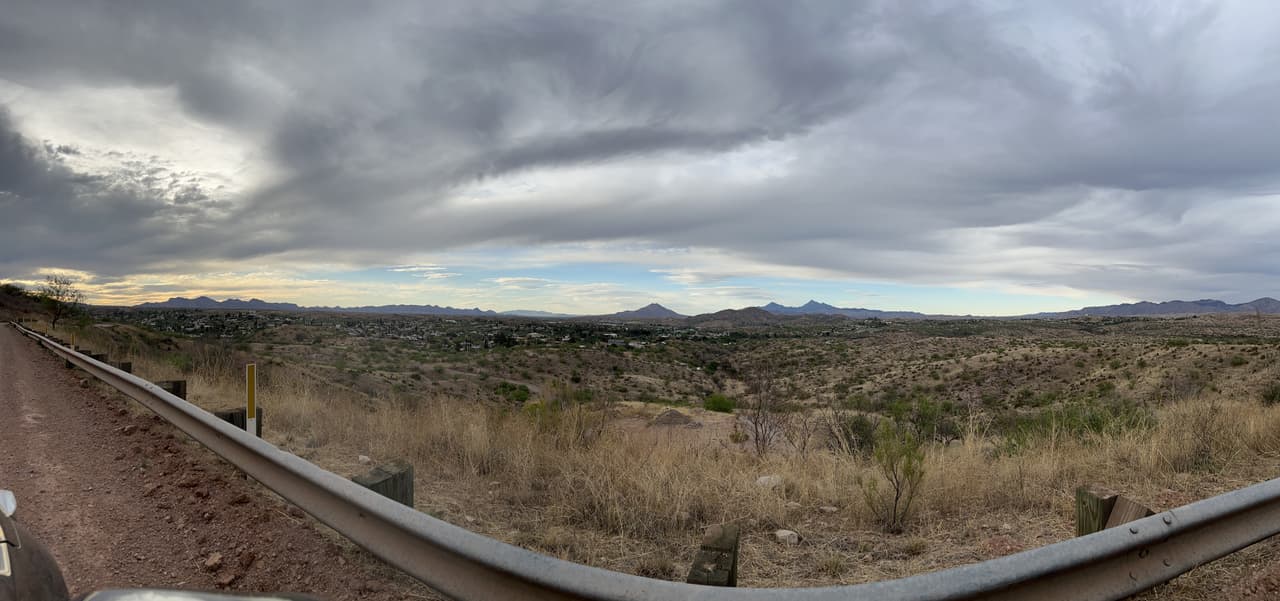 Panoramica de la frontera de Arizona al este de Nogales. Por este lugar los migrantes saltan el muro y se esconden entre los arbustos, explican las autoridades fronterizas.