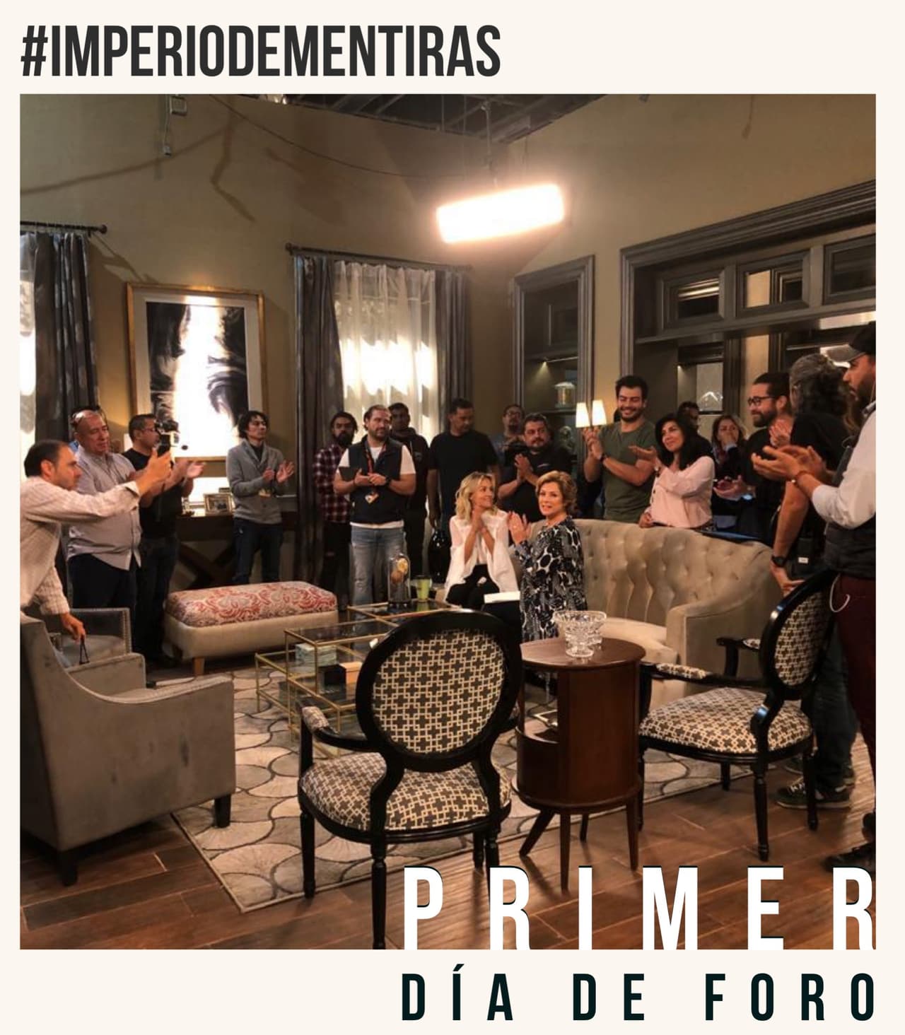 La historia relata el romance entre un oficial de policía (Andrés Palacios) y una joven de familia adinerada (Angelique Boyer), que investigan el asesinato de la exnovia de él y el padre de ella.