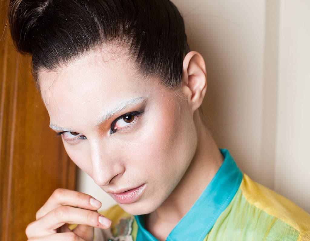 Las cejas de color blanco estuvieron presentes otra vez en Londres, pues las vimos en el desfile de 
<a href="http://fashionscout.co.uk/ns-gaia/">N&S Gaia.</a> En esta ocasión coordinaba con la piel con aspecto claro y gélido de la modelo. 
<br>