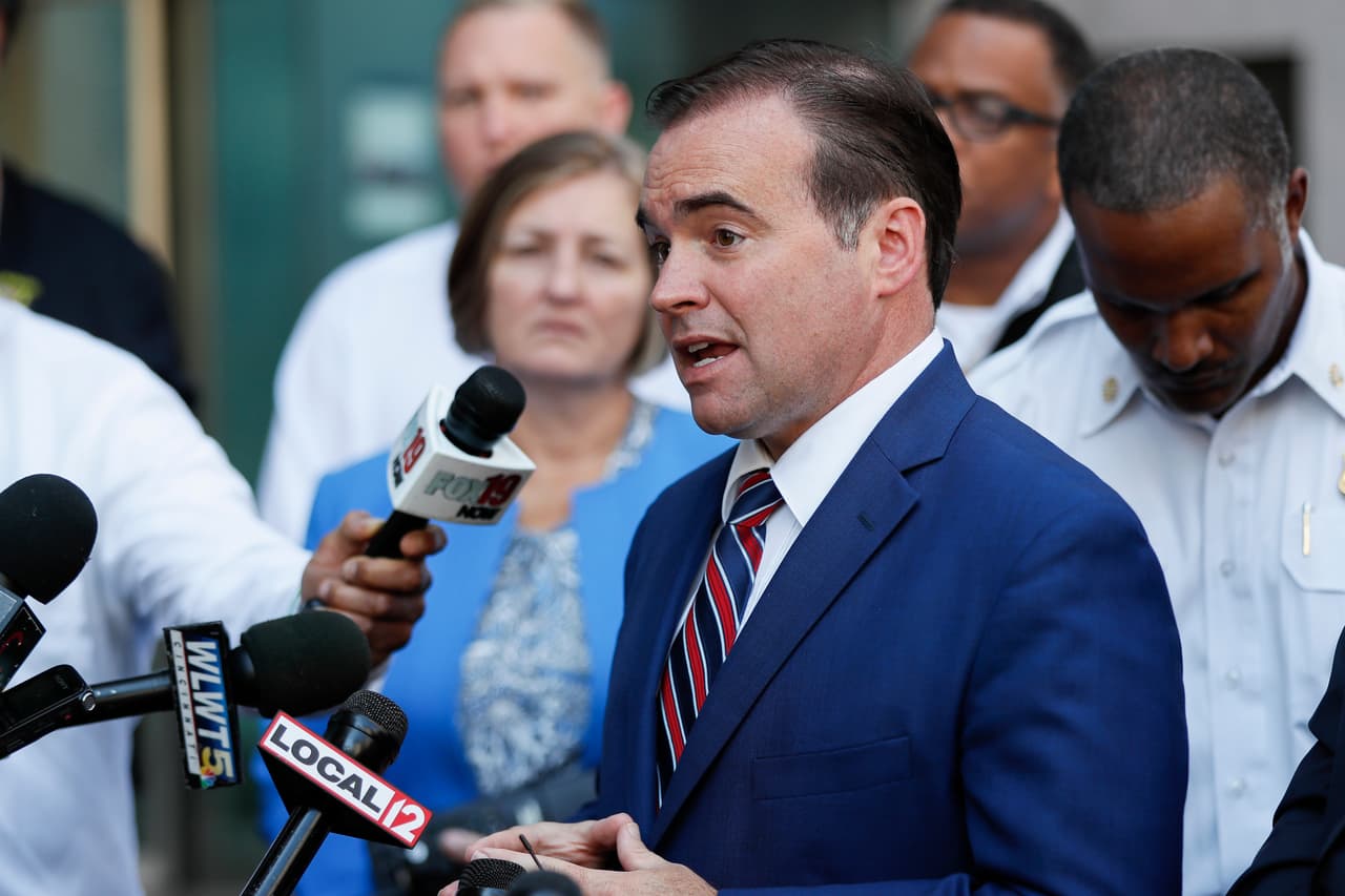 El alcalde de Cincinnati, John Cranley, habló a los medios de comunicación mientras el personal de emergencia y la policía continuaban trabajando en la escena.