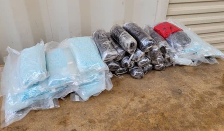 Los traficantes de drogas hacen gala de creatividad para cometer su delito. Es el caso de quienes
<b> intentan aprovechar cada rincón de los automóviles para tratar de ingresar drogas</b>, especialmente fentanilo, a territorio estadounidense.