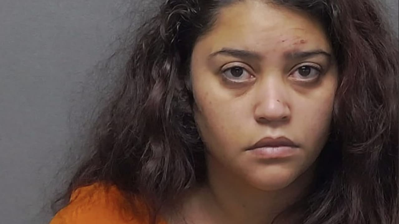 Mujer enfrenta 14 cargos tras chocar en presunto estado de ebriedad y con 6 niños a bordo