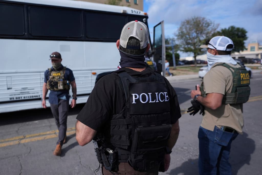 Los
<b>agentes suelen estar en el estacionamiento de la corte</b> escoltando a algunos de los inmigrantes, luego de que un juez define su caso. Esto fue el pasado martes 22 de julio.