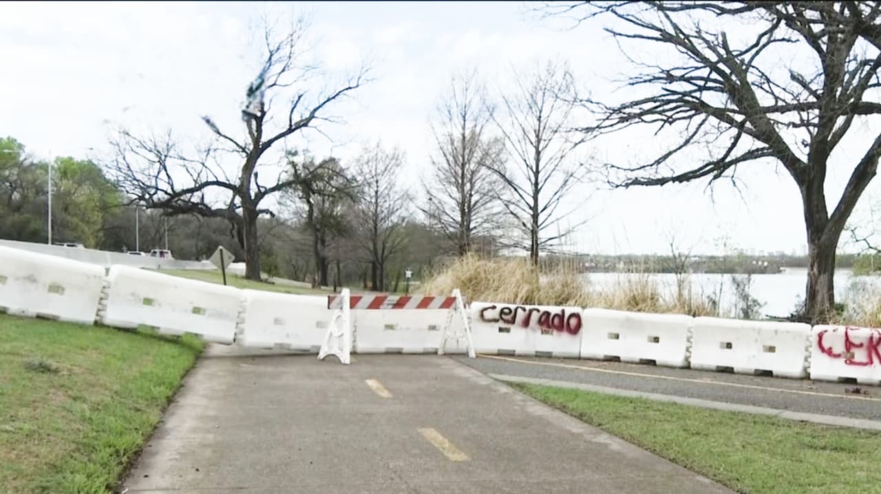 Cierran tramo de White Rock Lake para investigar socavón en Dallas