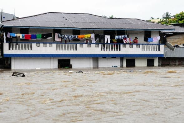 Las lluvias estacionales y el fuerte oleaje en los últimos días han causado inundaciones generalizadas en gran parte de Indonesia, el cuarto país más poblado del mundo.