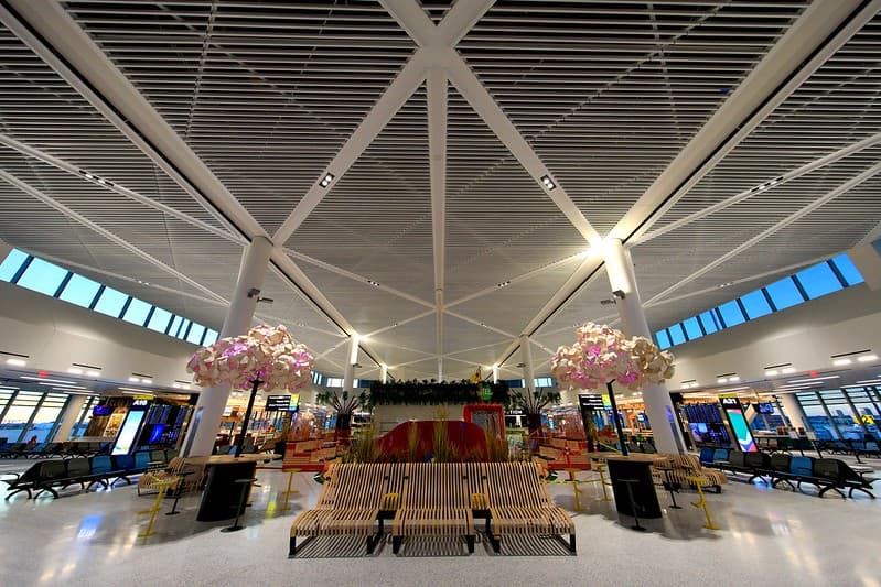 “Hemos tratado de hacer del arte una parte distintiva de toda la construcción del aeropuerto, para que sea atractivo e inspirador”, dijo Rick Cotton, director ejecutivo de la Autoridad Portuaria de Nueva York y Nueva Jersey, la agencia que supervisó la remodelación. 
<br>