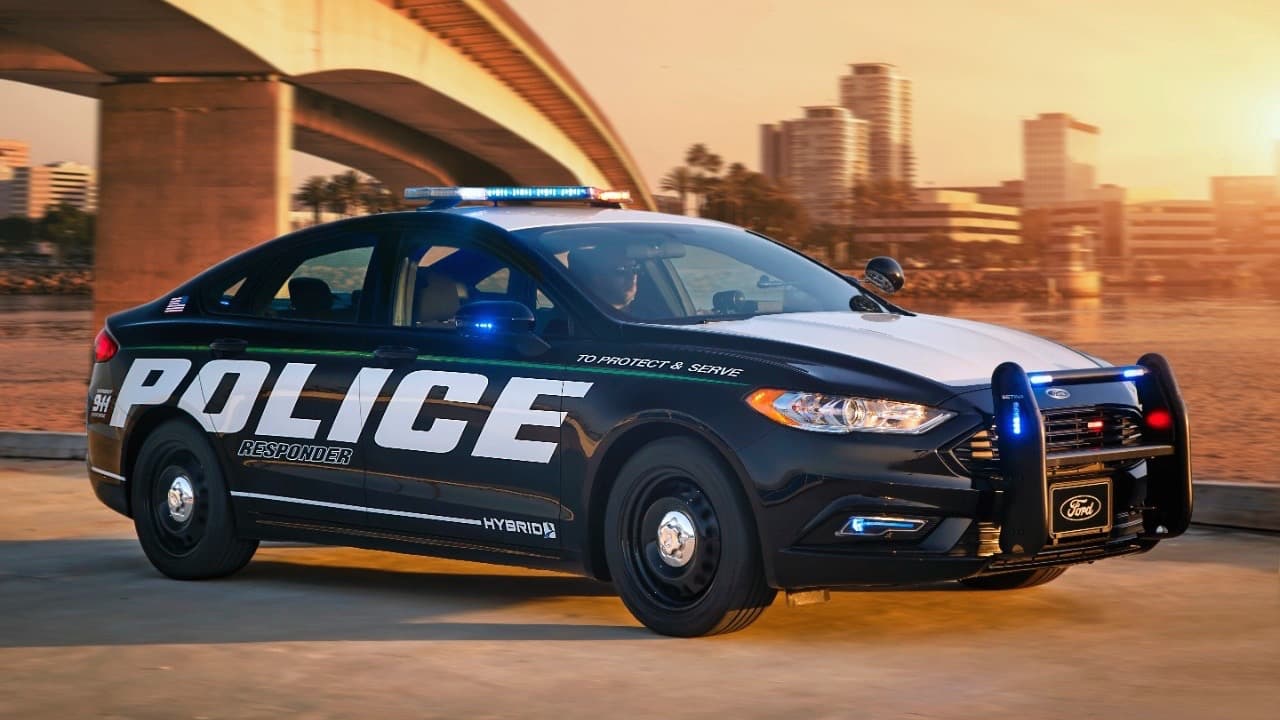El tren motriz del Police Responder Hybrid Sedan está compuesto por un motor 4 cilindros de 2.0 litros de ciclo Atkinson combinado con un motor eléctrico alimentado por una batería de iones de litio. Este tren motriz fue
<b>optimizado para funciones policiales</b> lo que le permite por ejemplo llegar a las 60 mph en modo eléctrico, o que
<b>ambos motores desplieguen el máximo de sus capacidades simultáneamente</b> y no suplementariamente como en el caso de un híbrido regular.