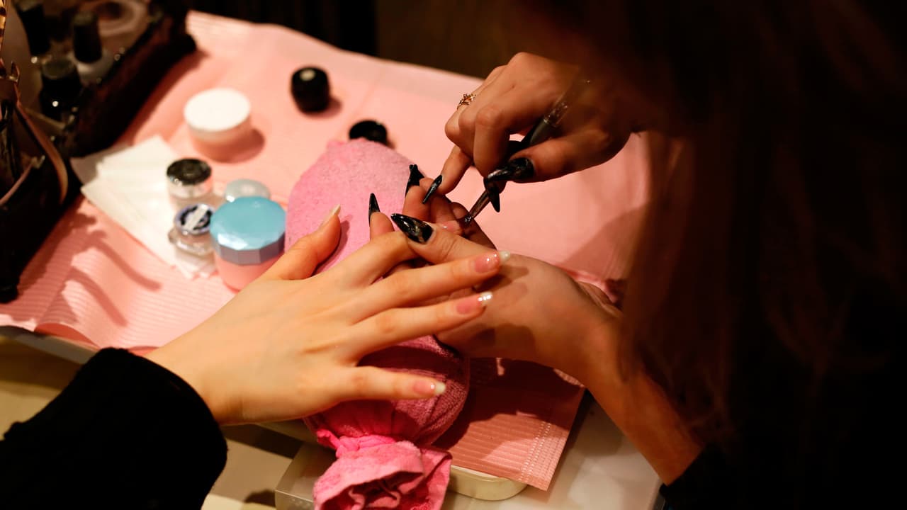 Salones de uñas reabren en California, pero en el condado de Fresno deberán esperar una semana más 