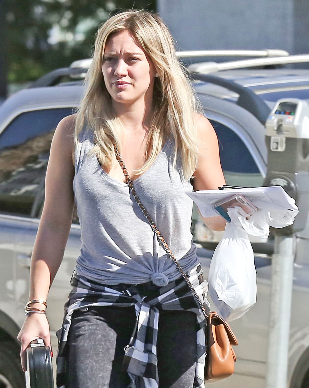 Los fotógrafos la captaron saliendo de una tienda de armas.