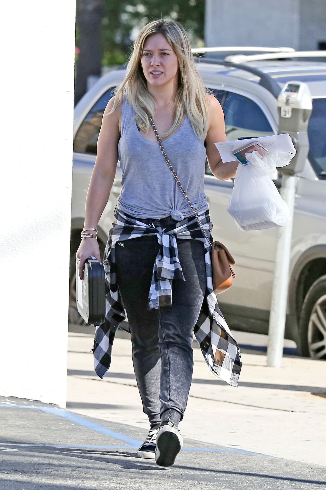 También tenía papeles de trámites y otros documentos.