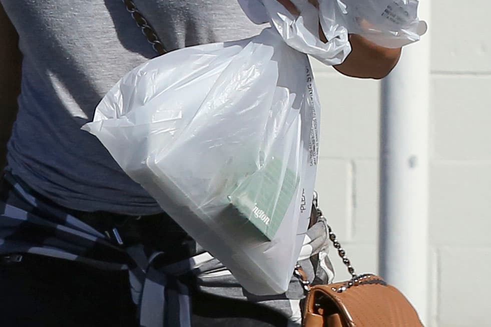 Bolsa llena de balas y otros objetos.