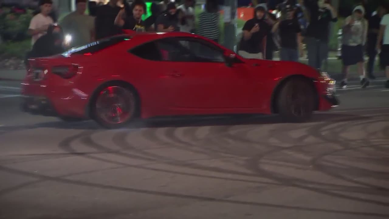 Captan carreras callejeras en una intersección de Buckhead