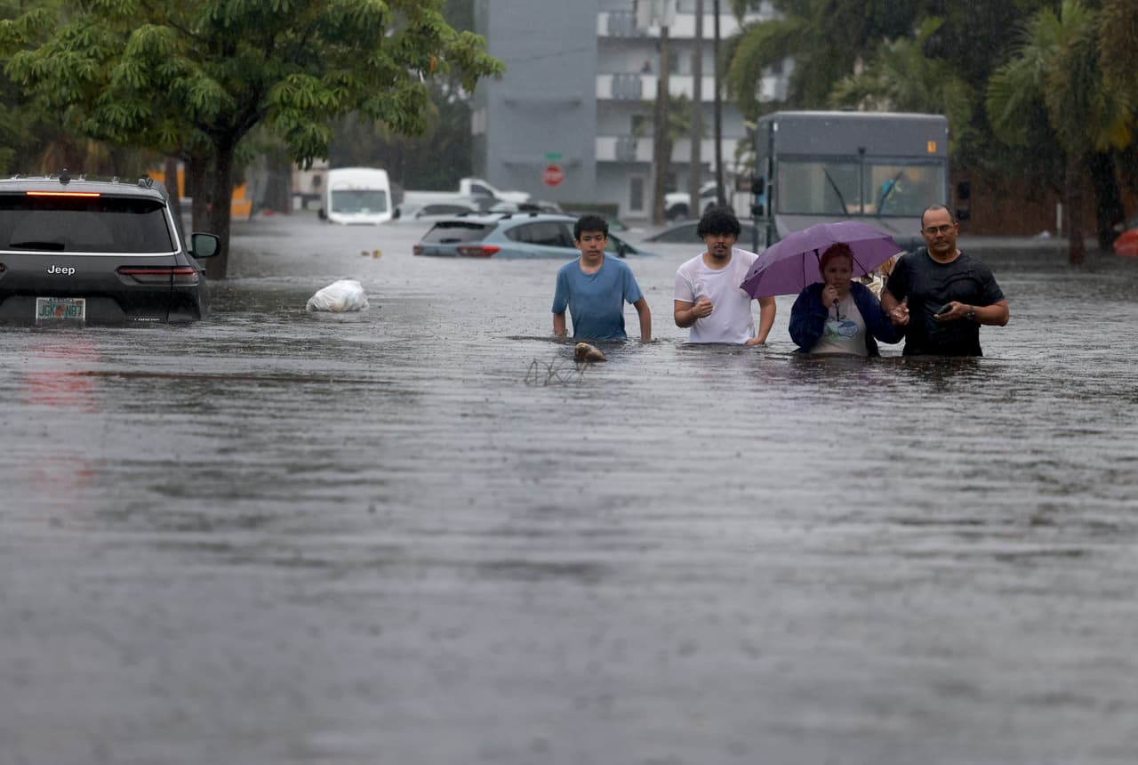 Familias enteras en Hollywood tuvieron que abandonar sus viviendas y buscar refugio en otras partes, arriesgando sus vidas mientras caminaban por las calles inundadas.