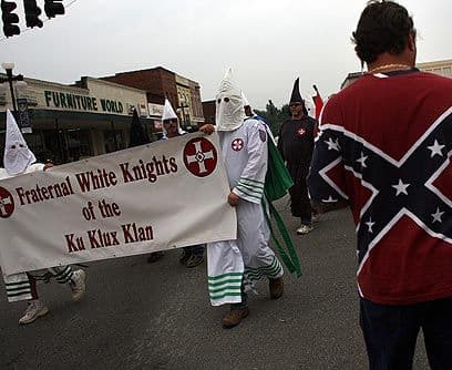En TexasEl Ku Klux Klan está presente en todos los estados, aunque tiene mayor actividad en el sur.Por ejemplo, en Texas están activas 21 filiales bajo el nombre de Caballeros Blancos Unidos del Ku Klux Klan, en ciudades como Dallas, San Antonio y Houston, entre otras.