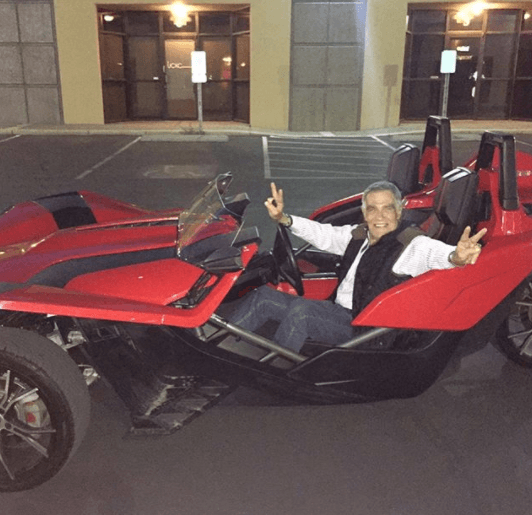 Un hombre optimista, lleno de energía y dispuesto a disfrutar cada instante de la vida.