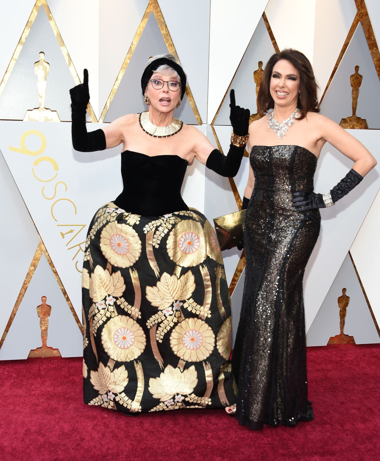 La hija de Rita Moreno, 
<b>Fernanda Luisa Fisher,</b> fue quien anunció que su madre rescataría de su clóset el vestido con el que recogió la estatuilla de mejor actriz por 'West Side Story' en 1962. En esta foto, Fisher posa con su madre en la alfombra de los Oscar.