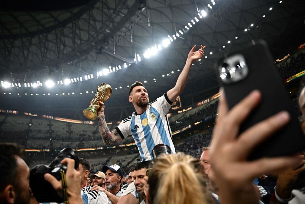 El logro que le faltaba, lo alcanzó en Catar 2022. Por fin, tras una larga espera, Messi y Argentina se hicieron del preciado trofeo.
<br>El capitán, la noche de la final, anotó dos goles y su tiro desde los once pasos en la definción por penales ante Francia. Tras un espectacular empate a tres.
<br>Por supuesto fue el hombre en recibir el trofeo de campeón del mundo.