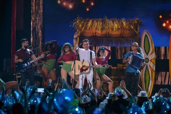 Y los caballeros estaban felices con las bailarinas.