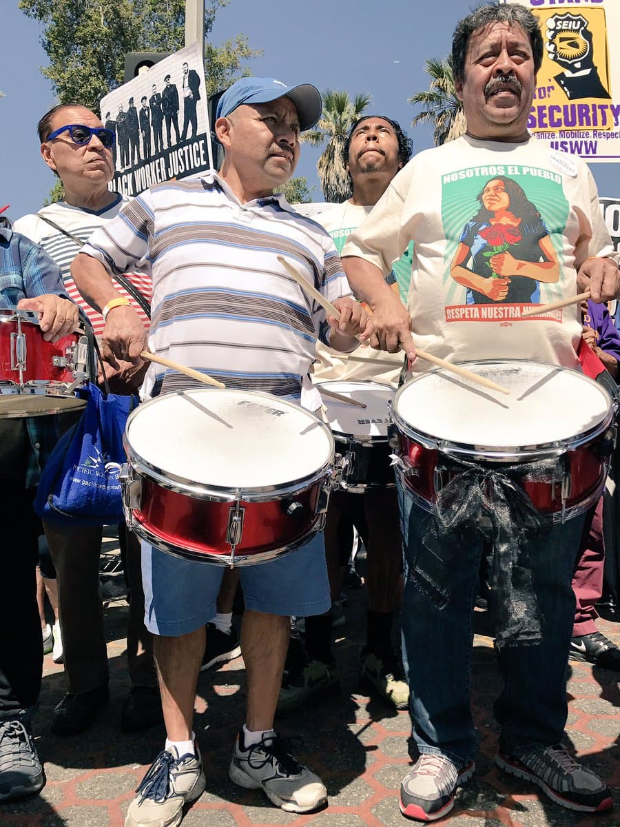 Al ritmo de tambores.