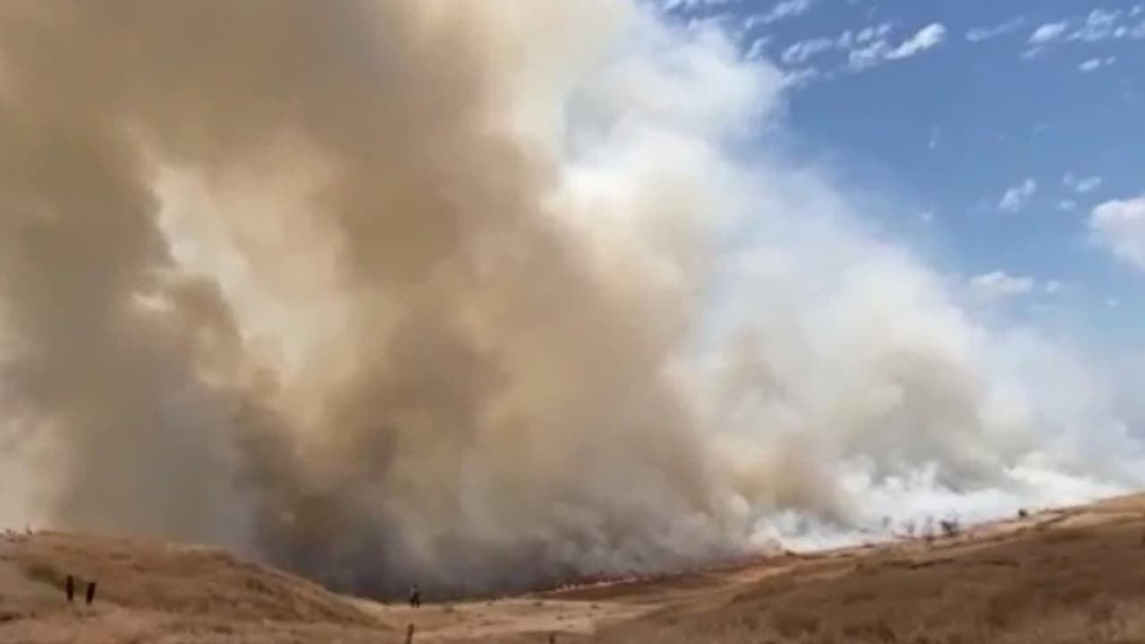 
Equipos de bomberos responden a incendio cerca del parque Woodward en Fresno 
