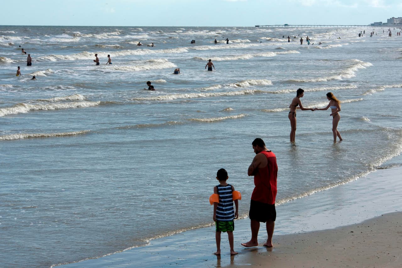 Whitecap Beach en Corpus Christi. Esta playa es famosa por sus arenas blancas. Esta playa es el mejor lugar para pequeñas reuniones o grupos para disfrutar de un día tranquilo.
