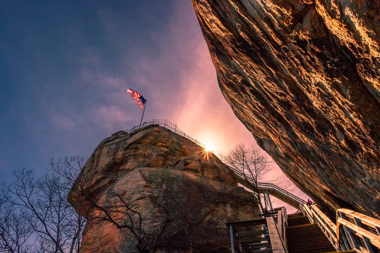 Más sobre Chimney Rock, 
<b><a href="https://www.chimneyrockpark.com/">aquí</a></b>.