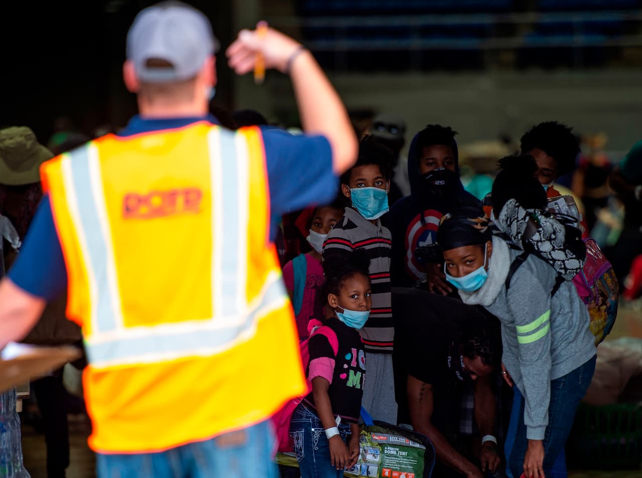 Se emitieron alertas de huracán desde San Luis Pass, Texas, hasta Intracoastal City, Luisiana. También había advertencias de marejada ciclónica desde Port Arthur, Texas, hasta la desembocadura del río Mississippi. En la fotografía los residentes de Lake Charles guiados hacia los autobuses.