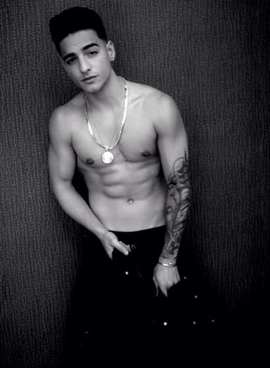 5. SENCILLEZ. Tiene varios premios en su trayectoria y su música se baila a lo largo y ancho del continente, pero él es un hombre muy sencillo.