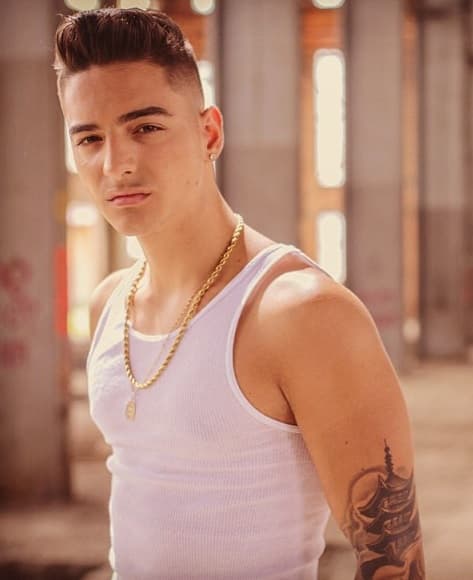 A las chicas les fascina por ser un hombre difícil de enamorar. Aunque no lo creas, a las chicas les gustan los retos, y vaya que Maluma lo es.