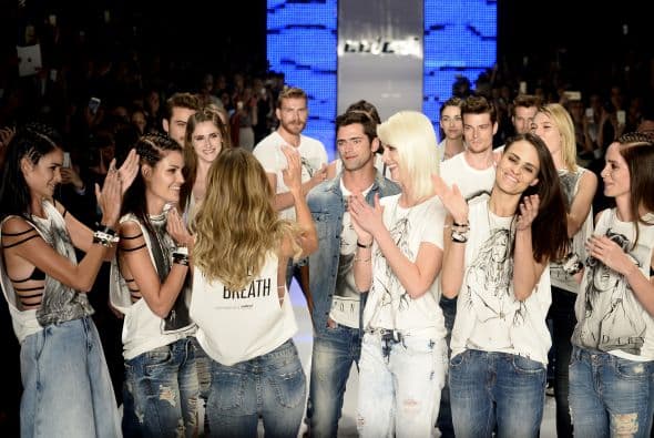 El ambiente se tornó muy sentimental, entre el público se encontraba el esposo de a Modelo, Tom Brady, quien la acompañó en este día tan importante.