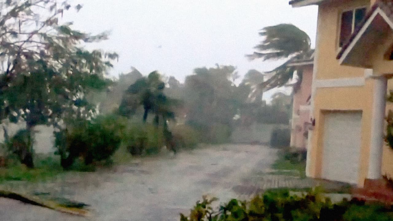 El huracán Dorian azotó el archipiélago de Bahamas, desprendió techos y dañó líneas eléctricas mientras que el aumento del nivel de las aguas por las marea ciclónica amenazaba con sobrepasar las casas.
<b>El vendaval ha causado "daños enormes en propiedades e infraestructura", </b>según autoridades locales, que habían ordenado la evacuación de más de un millón de personas. La fotografía fue tomada en Gran Bahama, al norte del archipiélago, el lunes en la mañana.